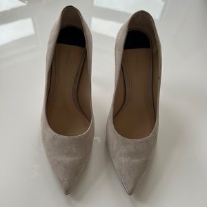 Stuart Weitzman suede pumps size 7. Excellent condition.